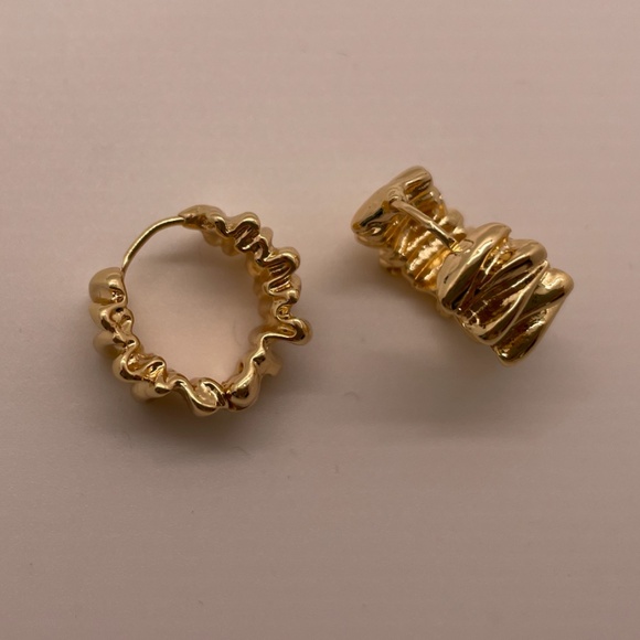 ❤️ FREE Abstract Wave Modern Minimalist Chic Glam Classy Elegant Hoop Earrings - Picture 5 of 5